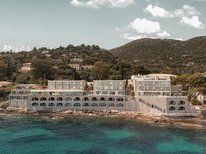 FACADE VUE DE FACE LES ROCHES © Nicolas Anetson 300x225